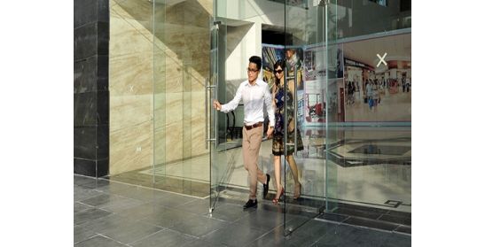 Cửa kính cường lực cánh mở quay